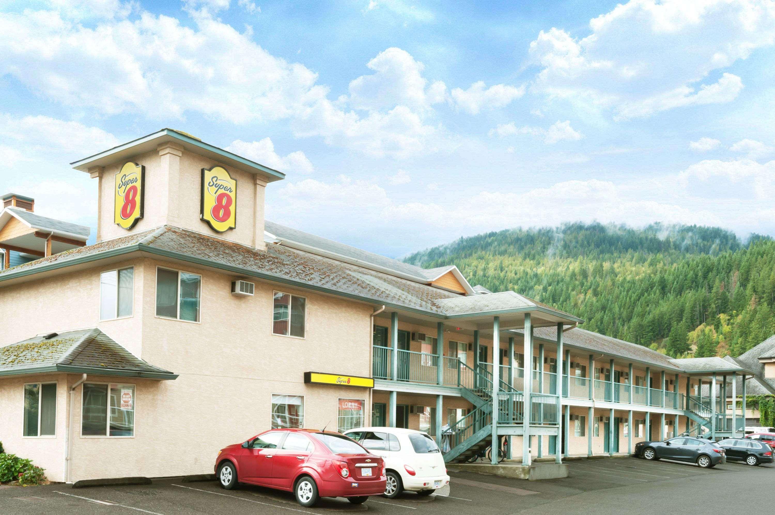 Super 8 By Wyndham Sicamous Hotel Bagian luar foto