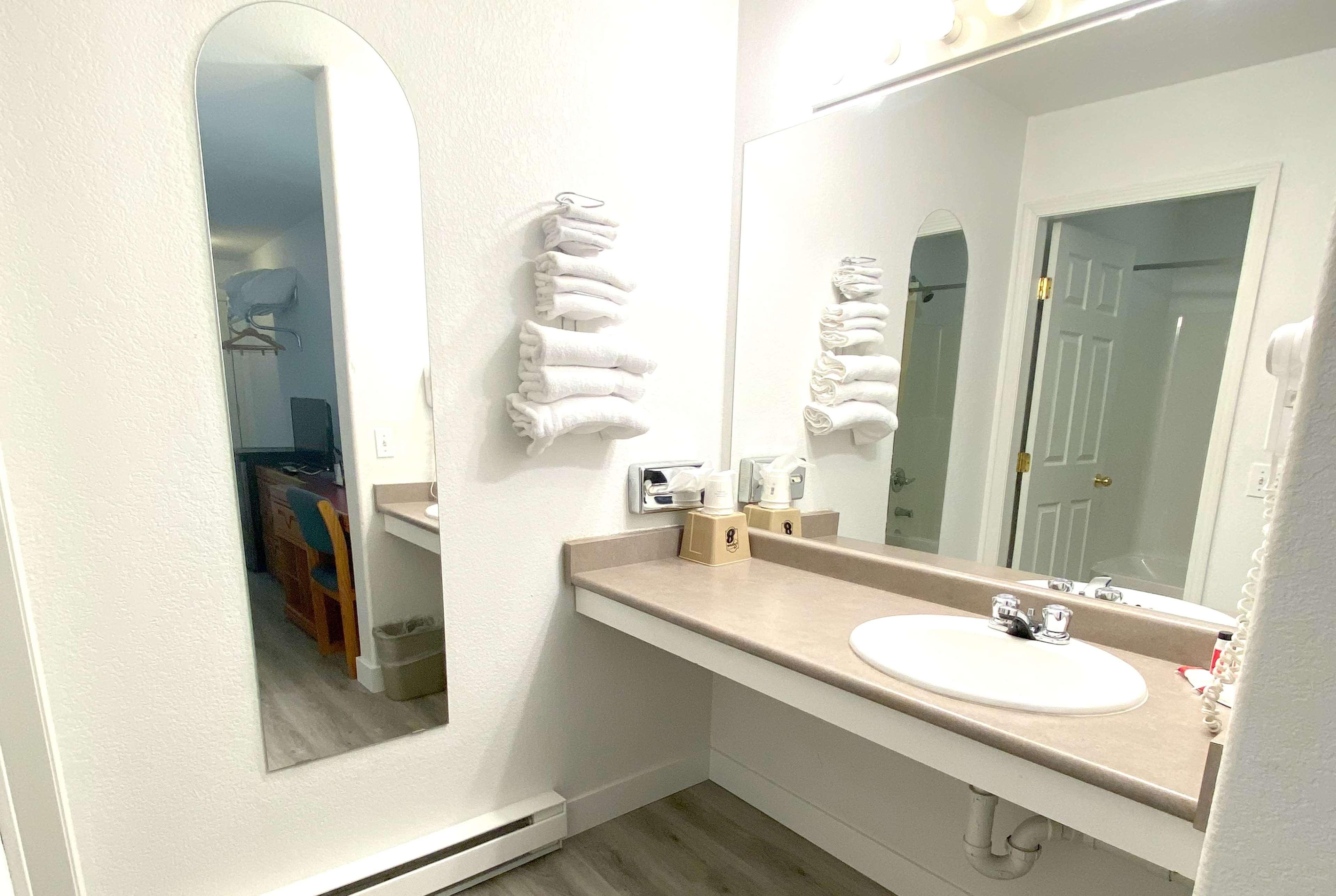 Super 8 By Wyndham Sicamous Hotel Bagian luar foto