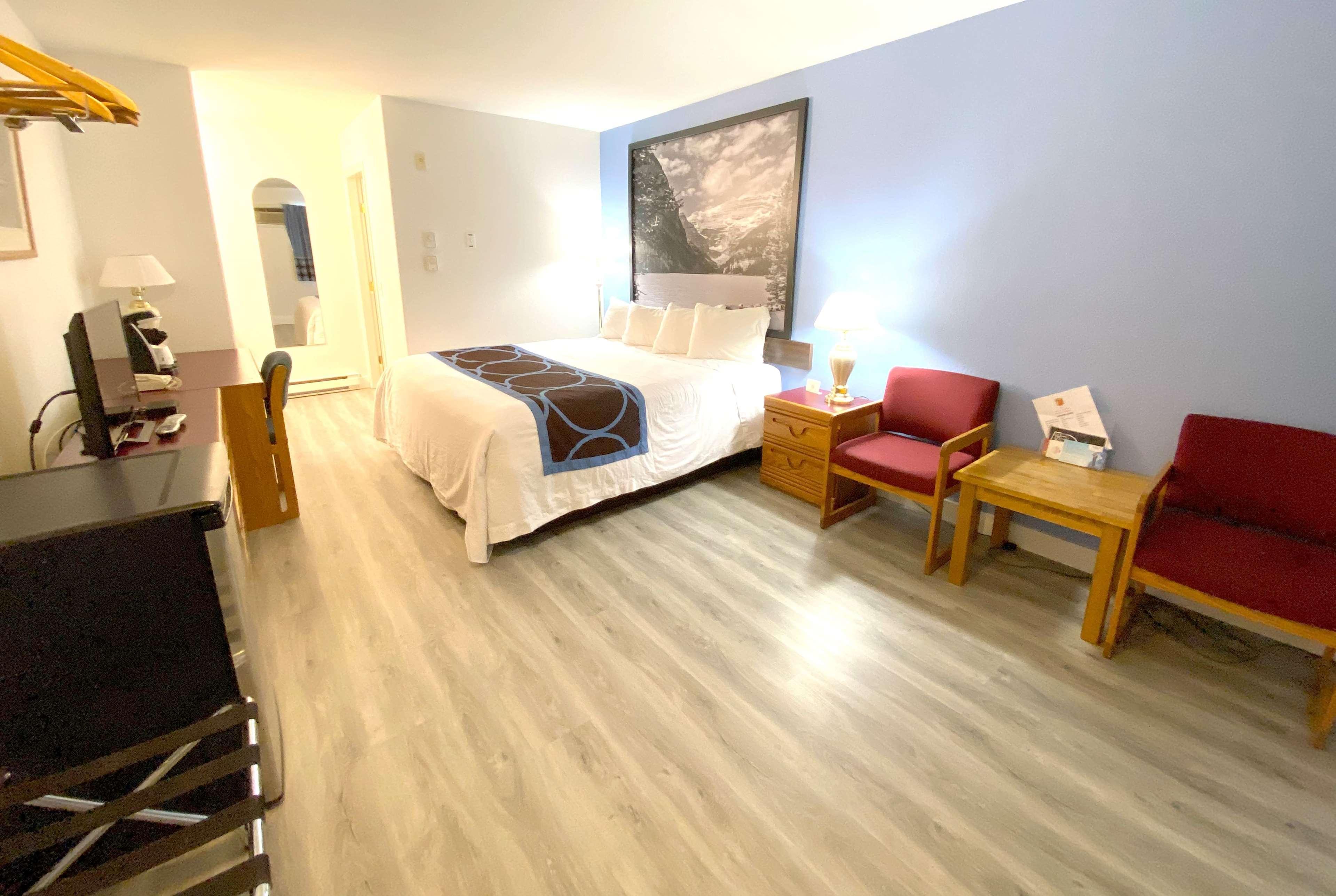 Super 8 By Wyndham Sicamous Hotel Bagian luar foto