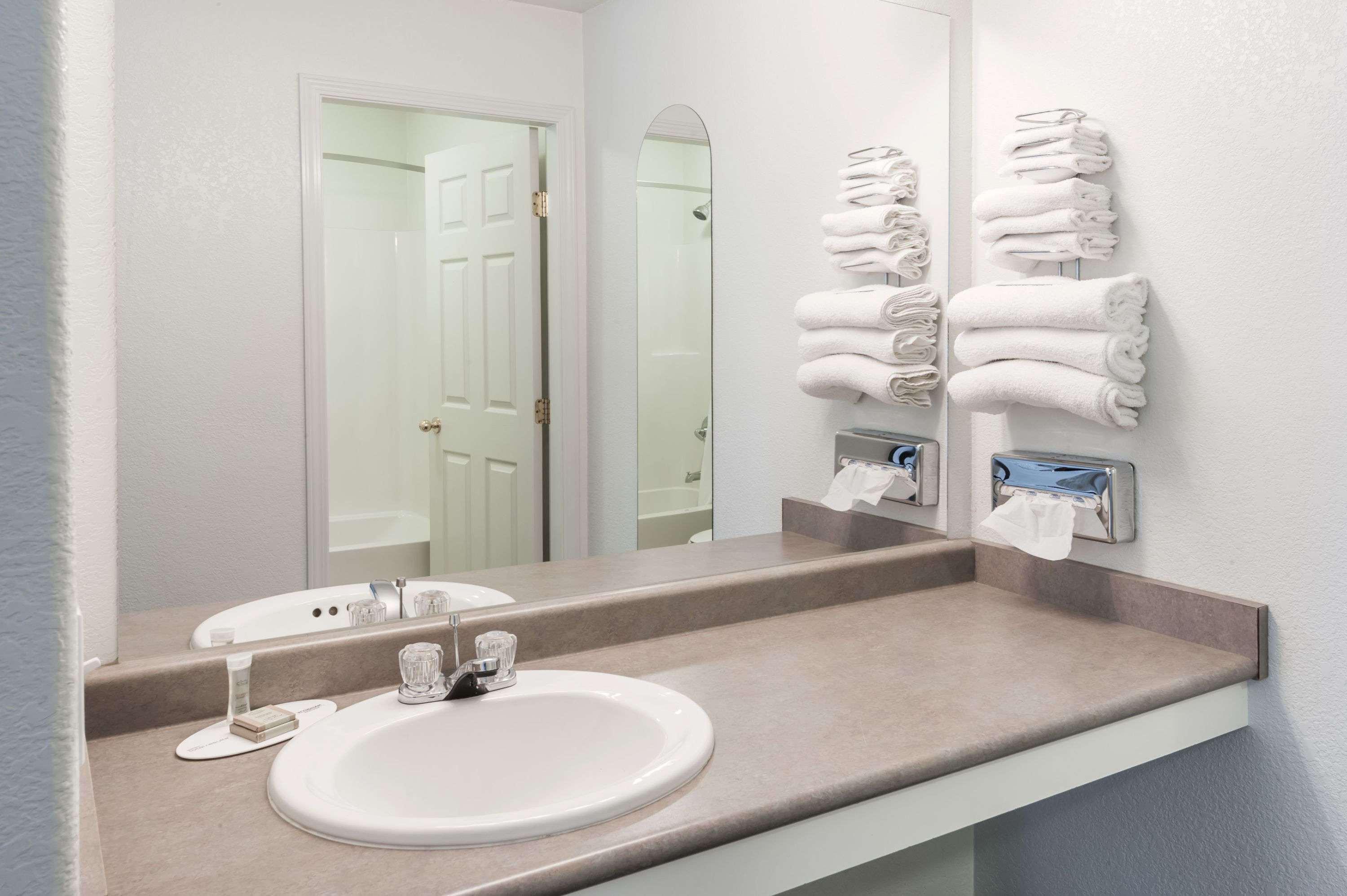 Super 8 By Wyndham Sicamous Hotel Bagian luar foto
