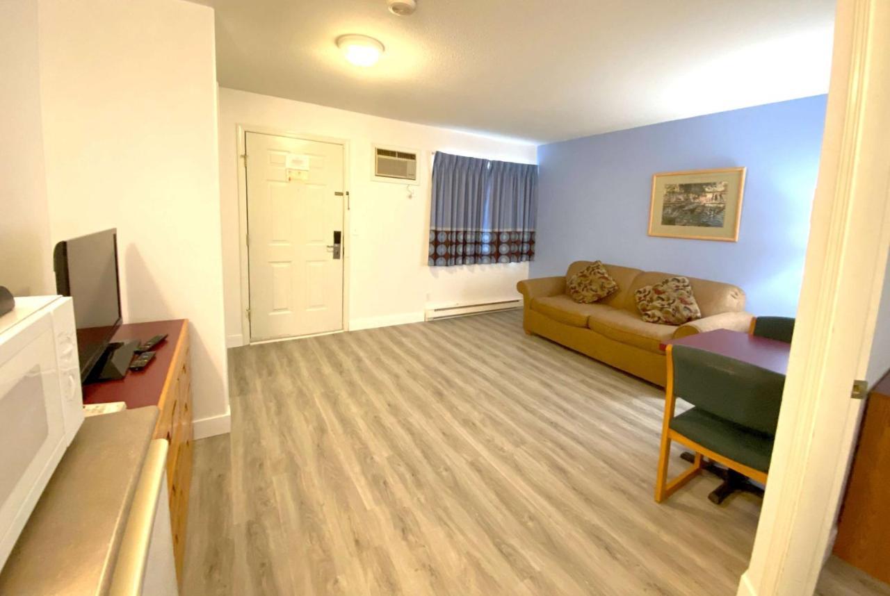 Super 8 By Wyndham Sicamous Hotel Bagian luar foto