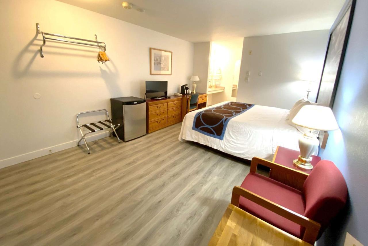 Super 8 By Wyndham Sicamous Hotel Bagian luar foto