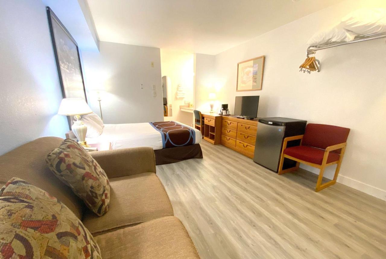 Super 8 By Wyndham Sicamous Hotel Bagian luar foto