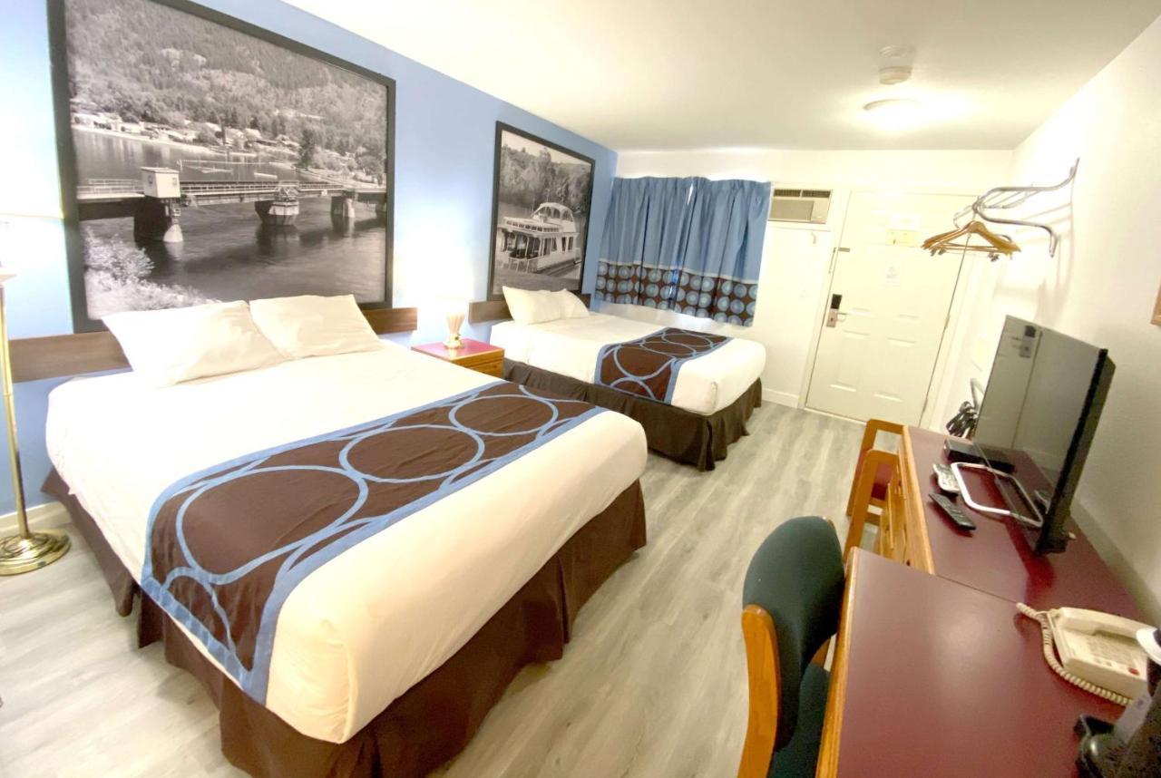 Super 8 By Wyndham Sicamous Hotel Bagian luar foto