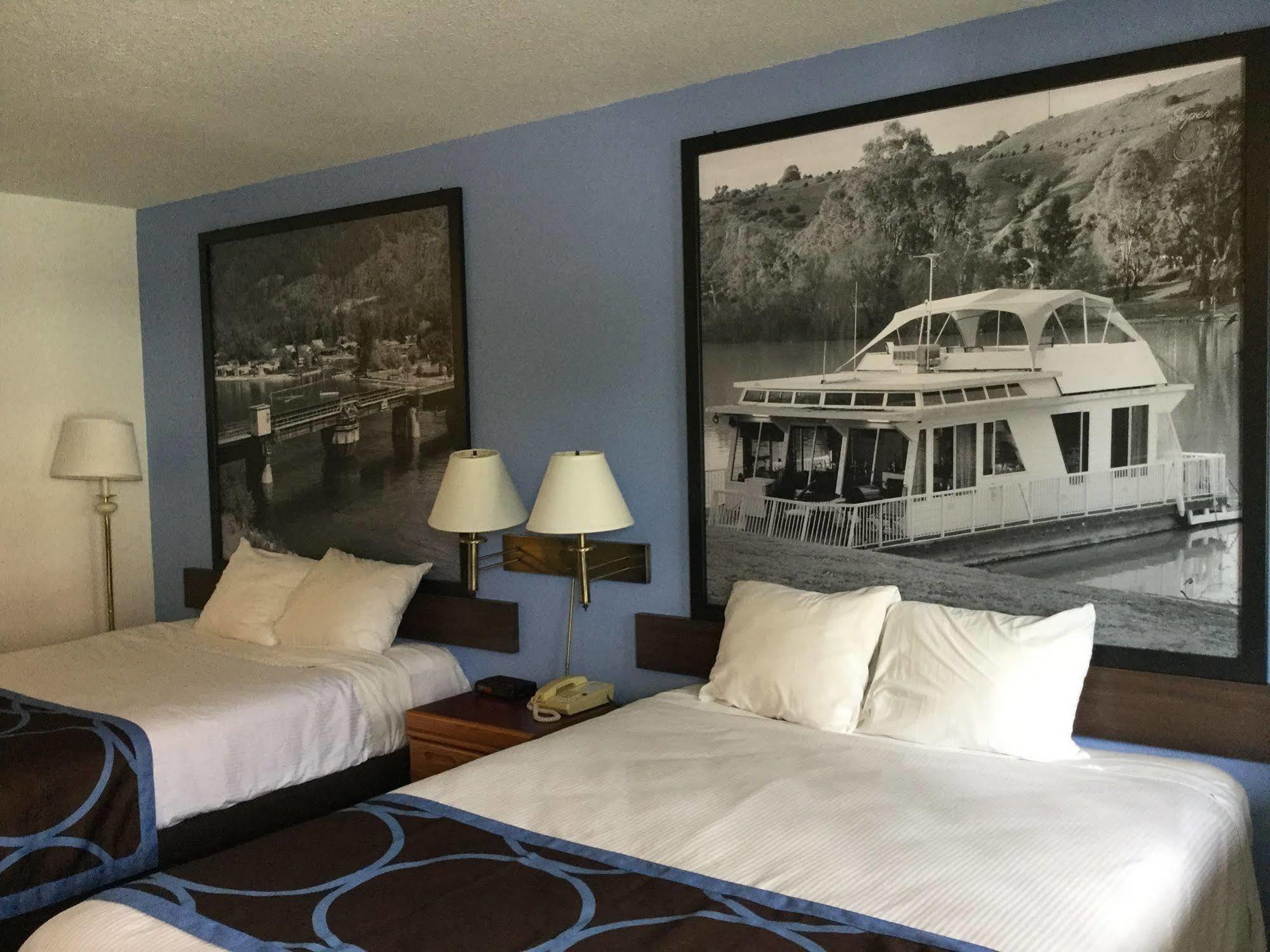 Super 8 By Wyndham Sicamous Hotel Bagian luar foto