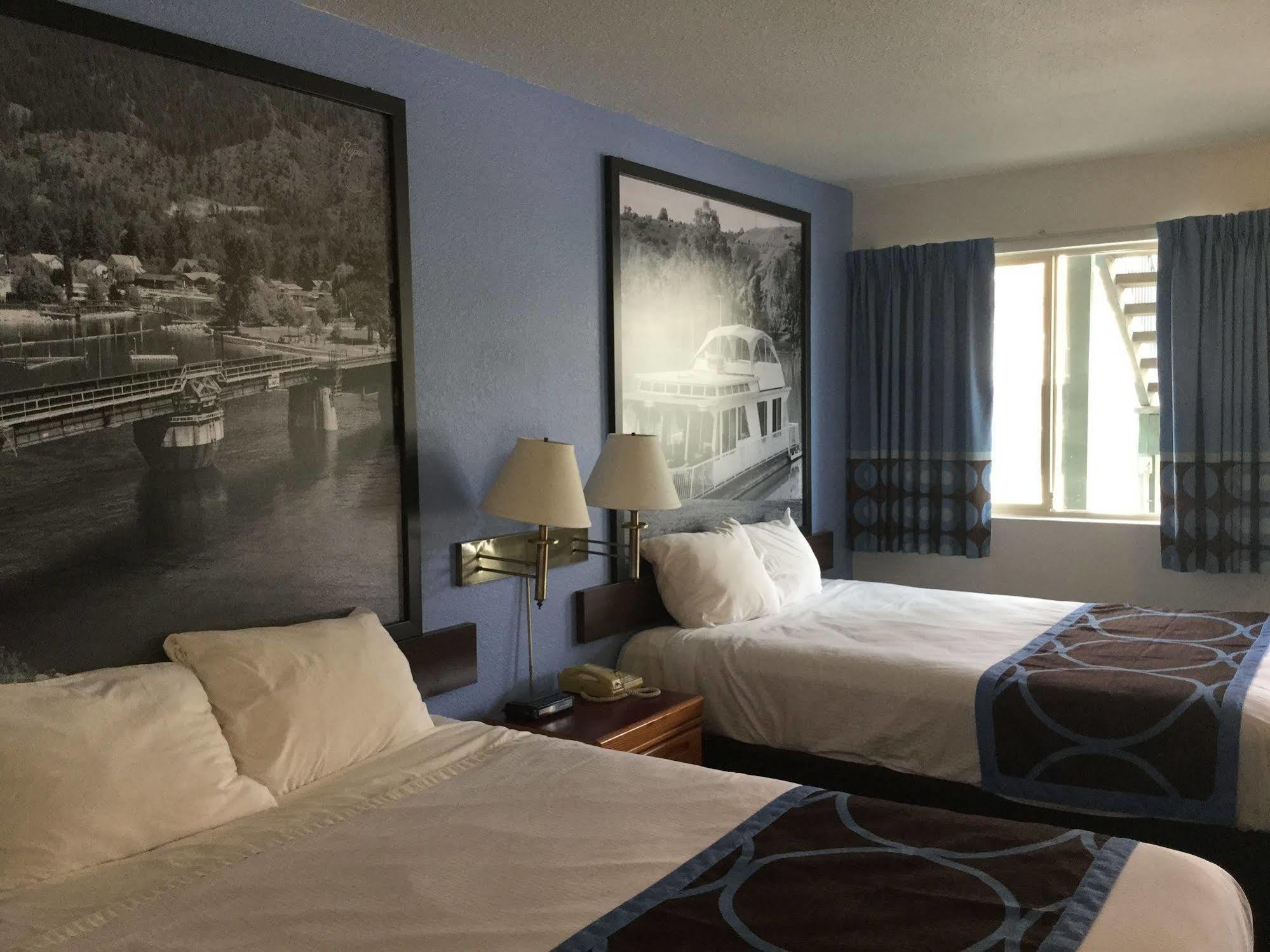 Super 8 By Wyndham Sicamous Hotel Bagian luar foto
