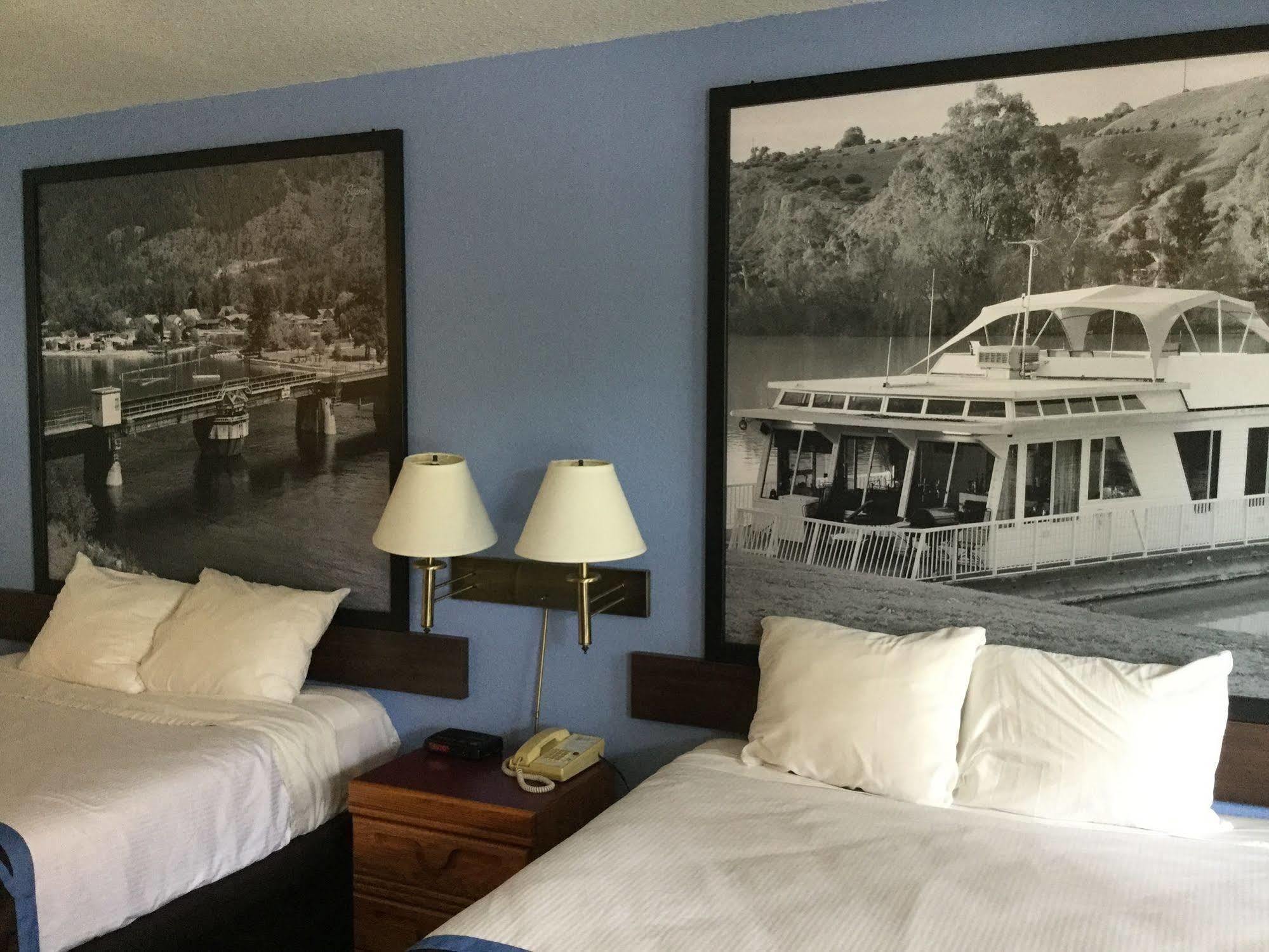 Super 8 By Wyndham Sicamous Hotel Bagian luar foto