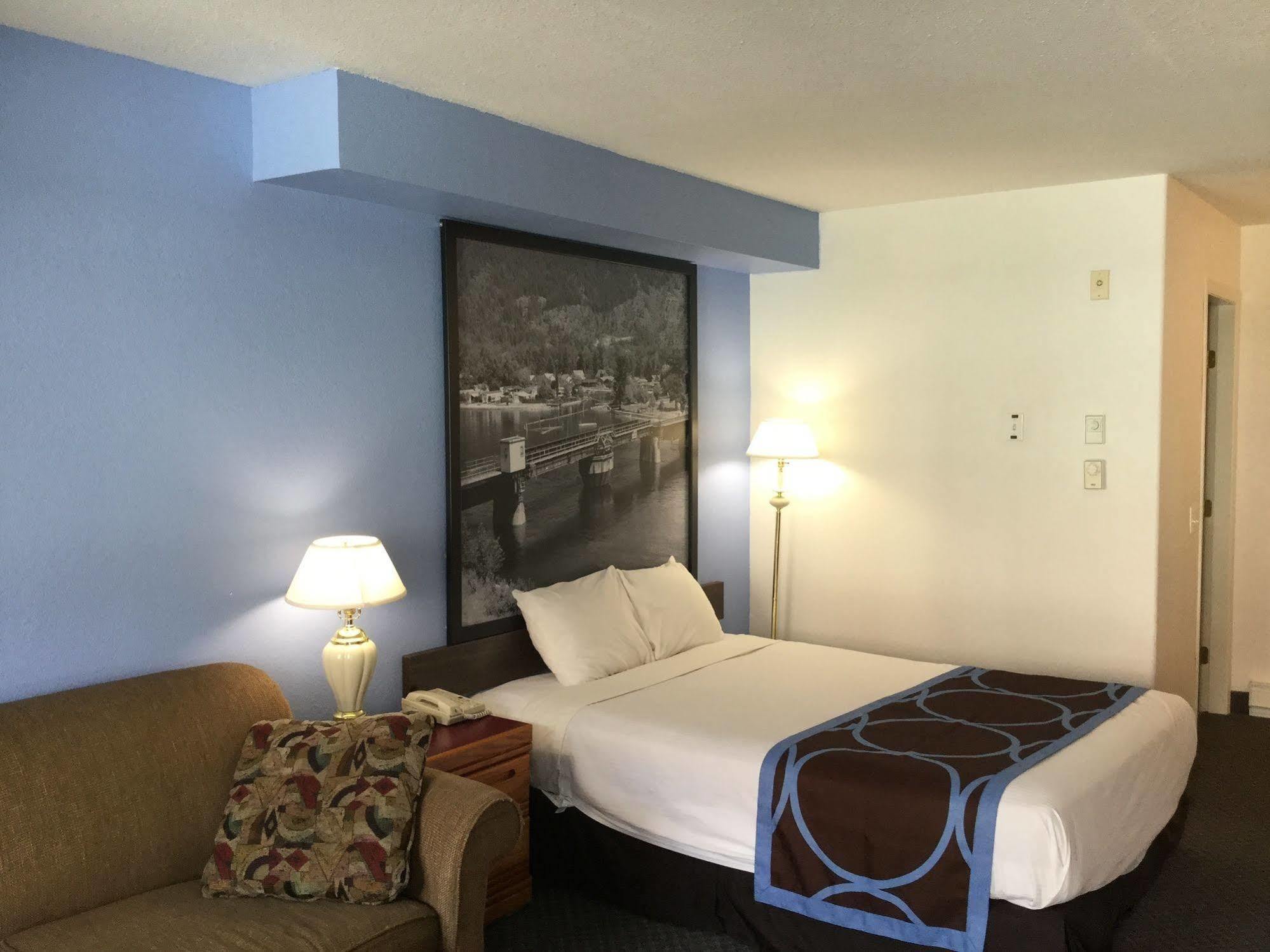 Super 8 By Wyndham Sicamous Hotel Bagian luar foto