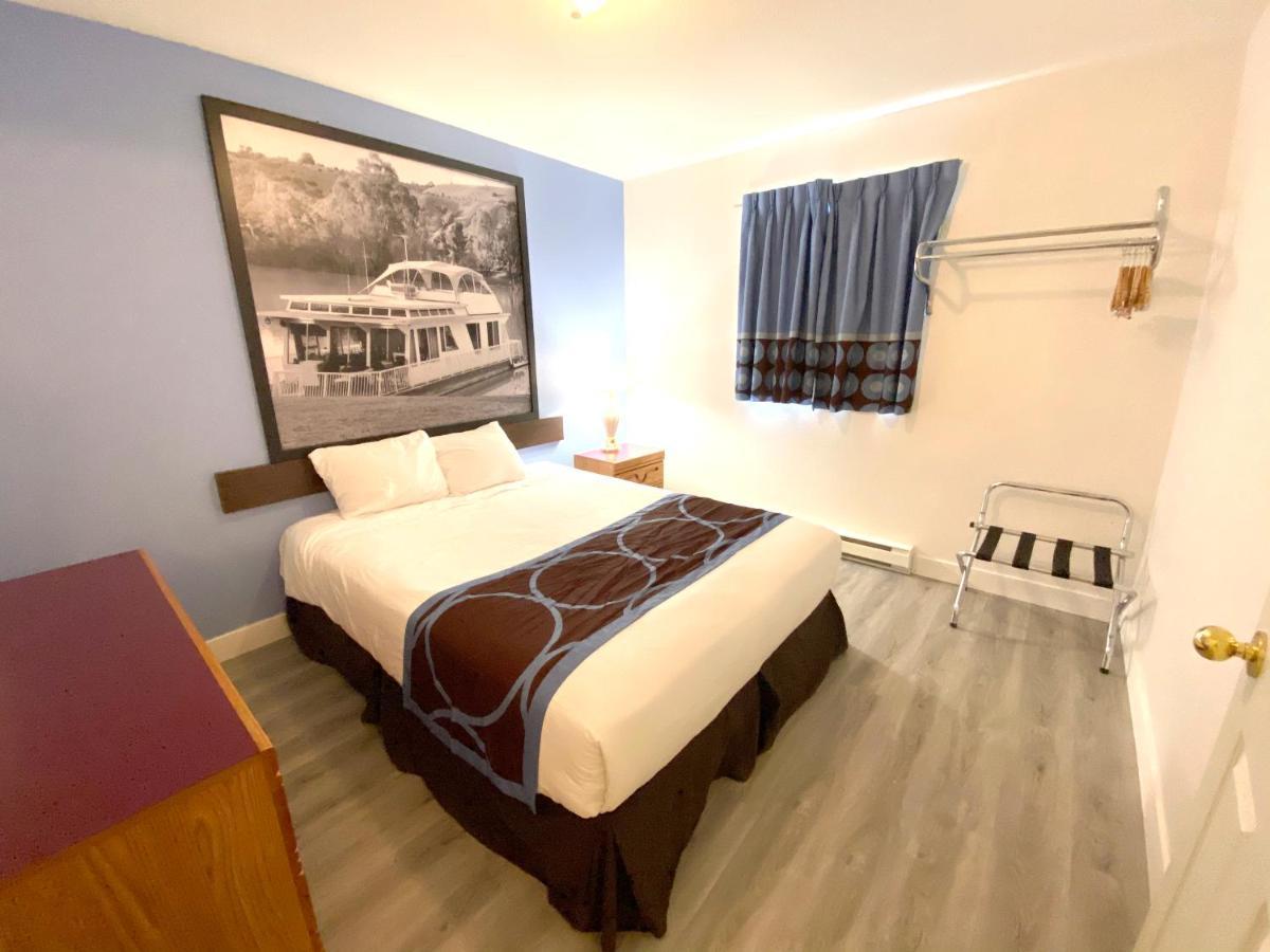 Super 8 By Wyndham Sicamous Hotel Bagian luar foto