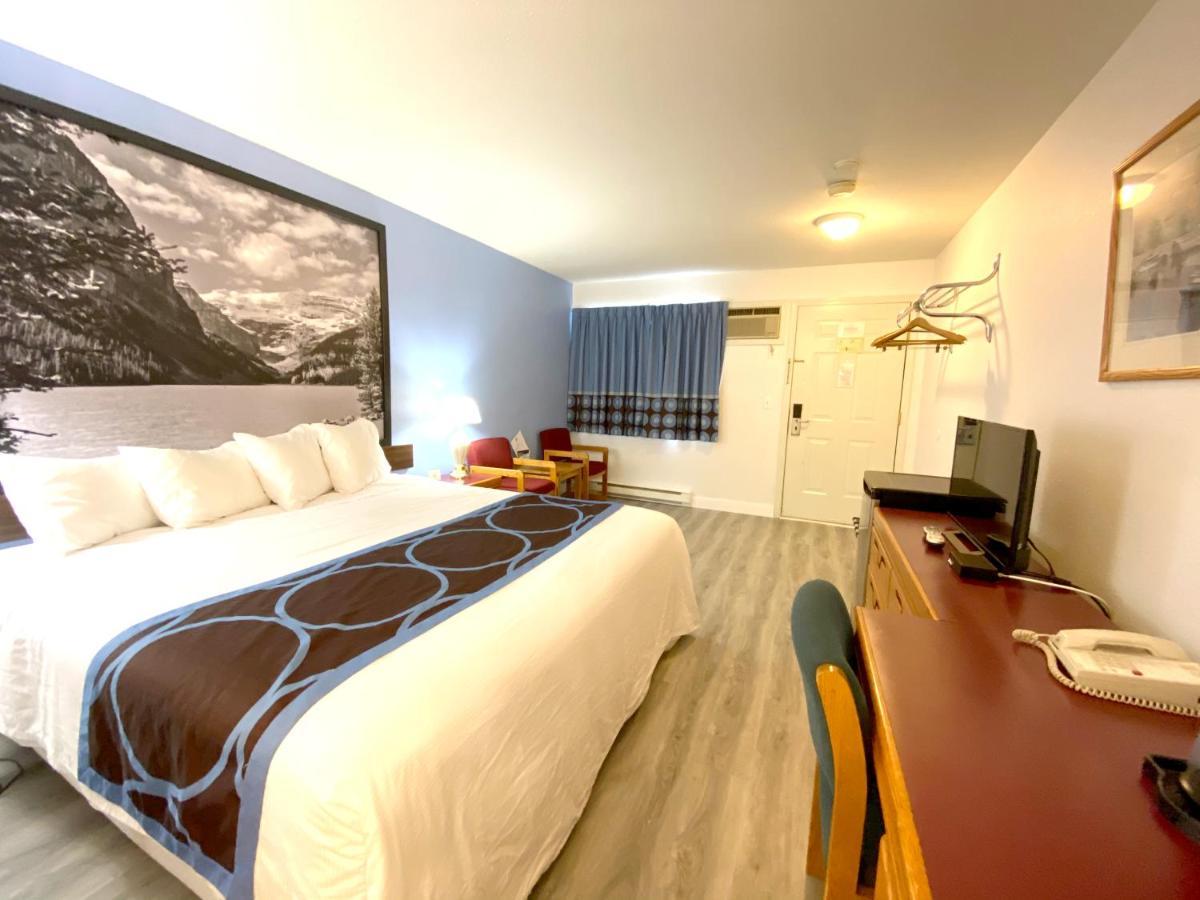 Super 8 By Wyndham Sicamous Hotel Bagian luar foto