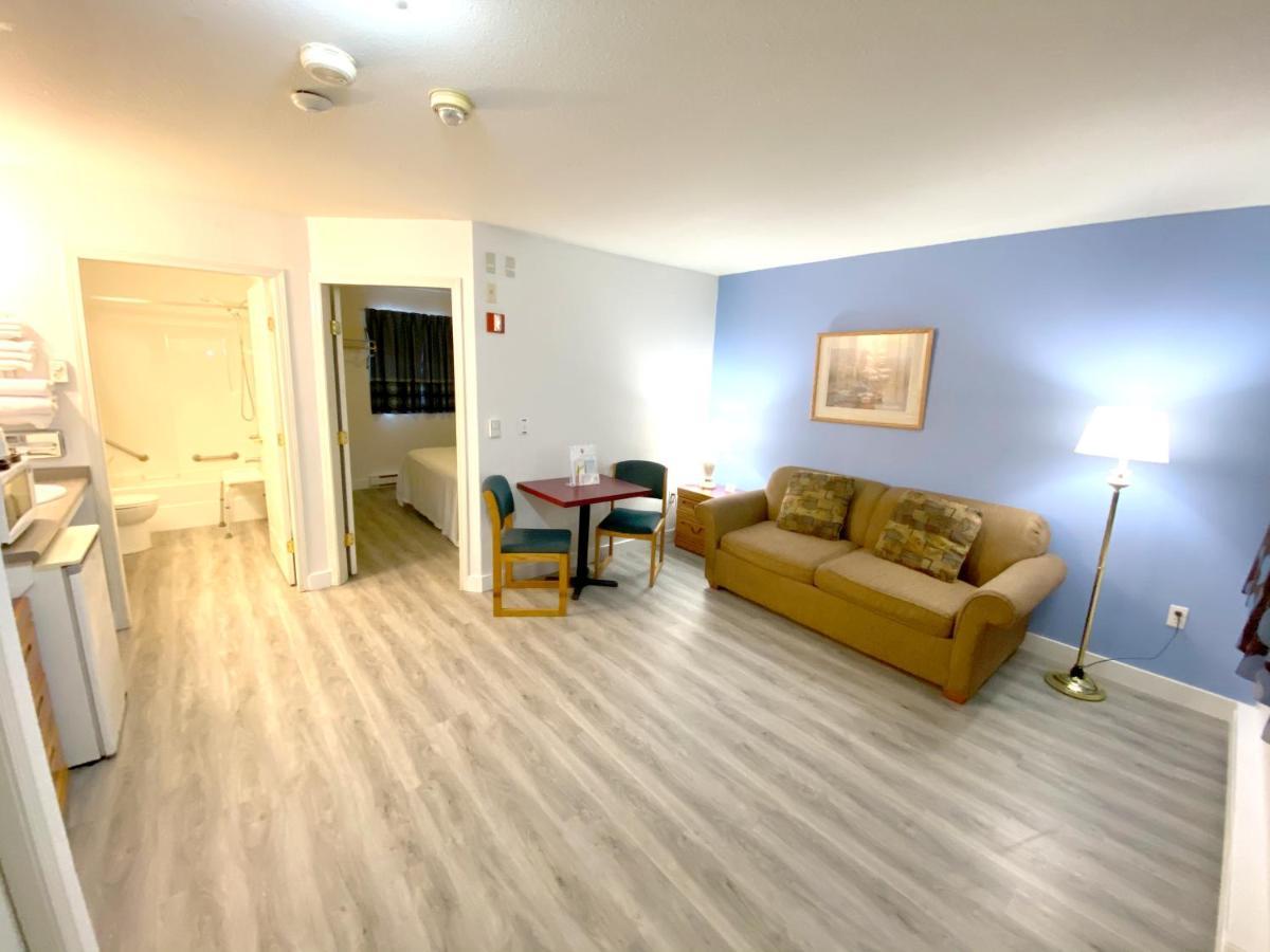 Super 8 By Wyndham Sicamous Hotel Bagian luar foto