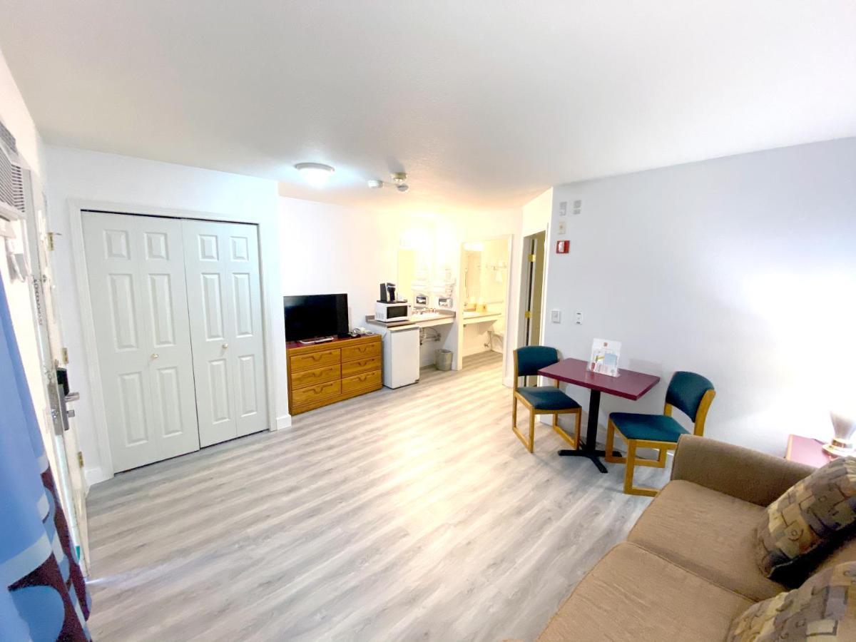 Super 8 By Wyndham Sicamous Hotel Bagian luar foto